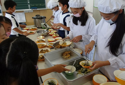 japan older kids serving lunch